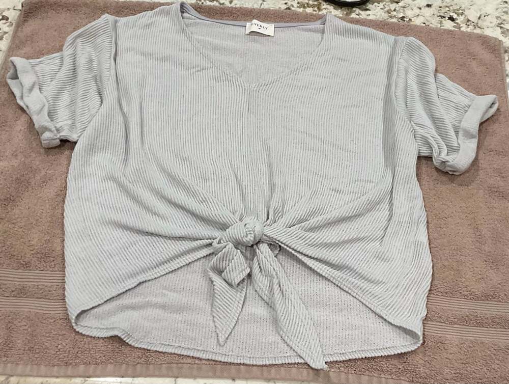 Everly Gray Ribbed V-Neck Short Sleeve Knot Front Top Size M